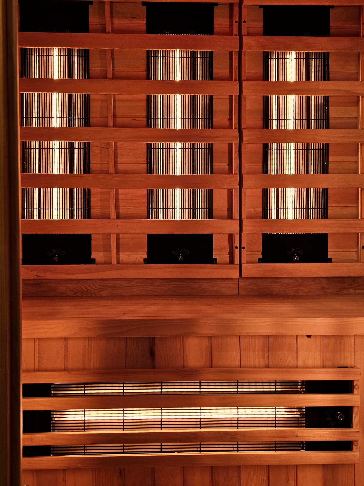 De privé infraroodsauna van cederhout, warm verlicht