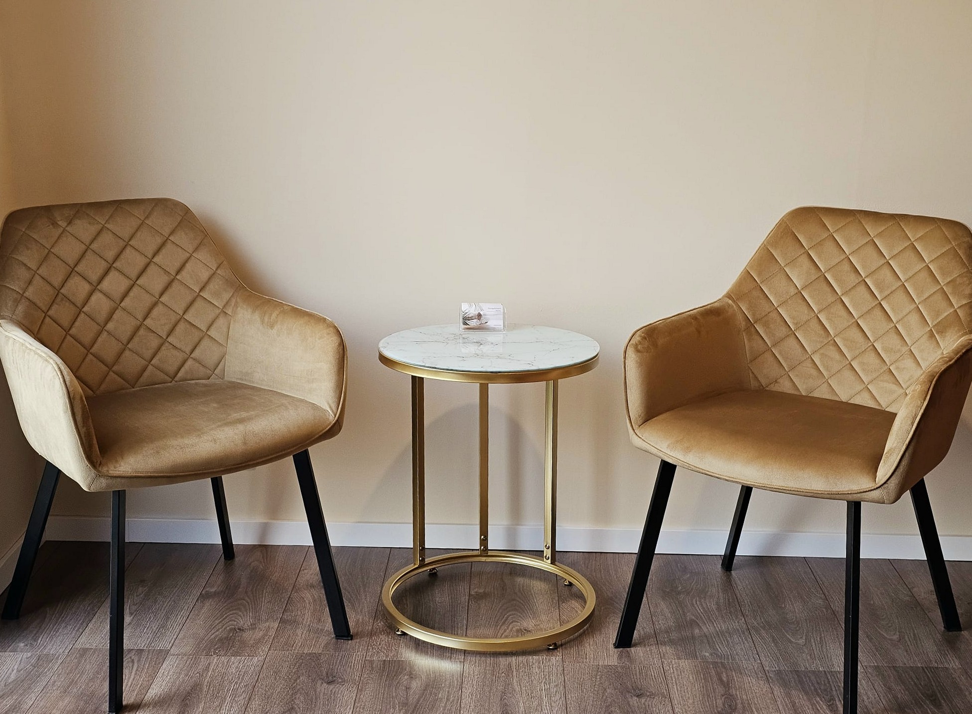 Twee fluwelen stoelen met een bijzettafel op de zen-plek