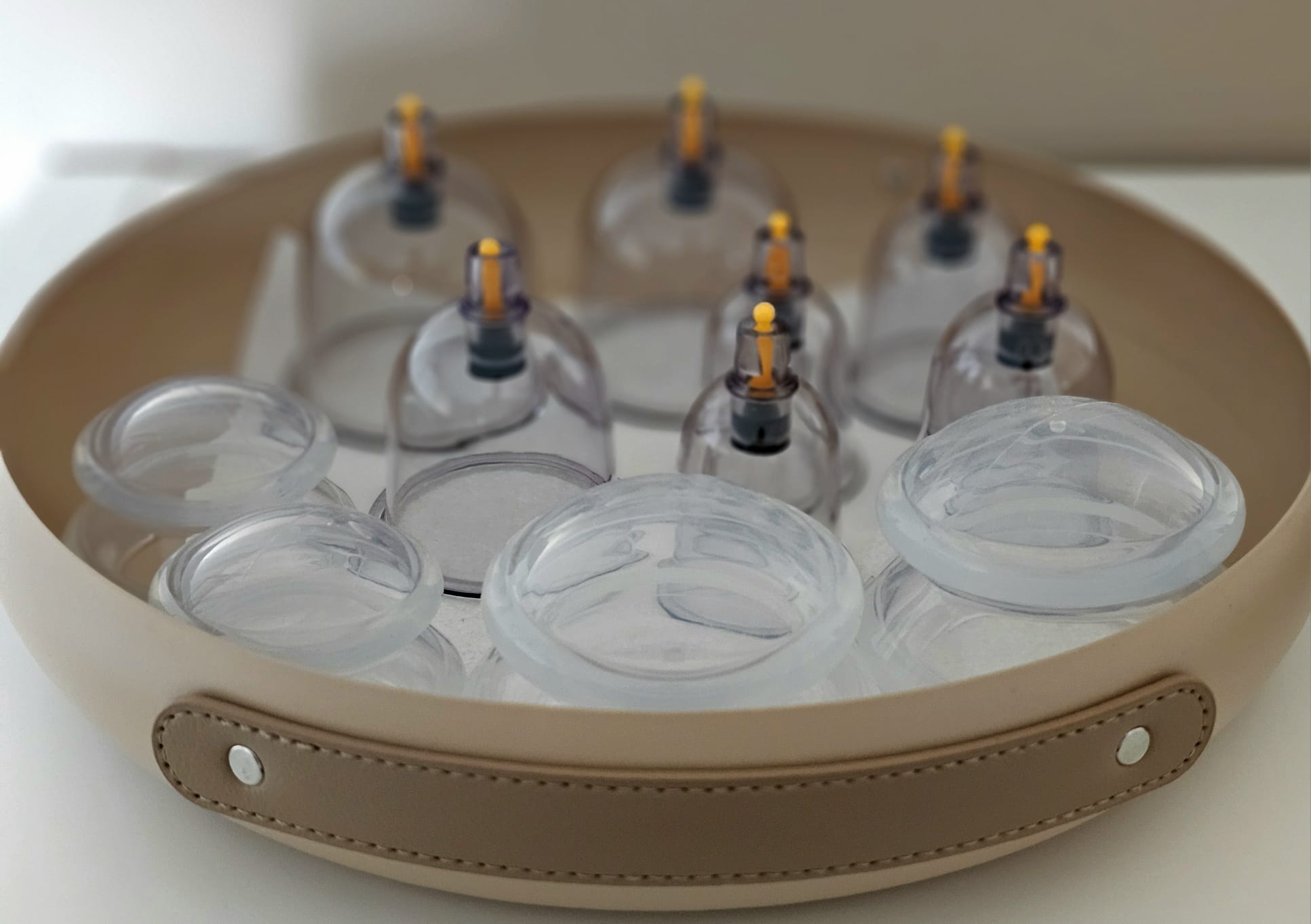 Glazen cupping-cups in een ronde schaal